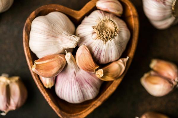 Is It Safe to Eat Fresh Garlic Cloves?