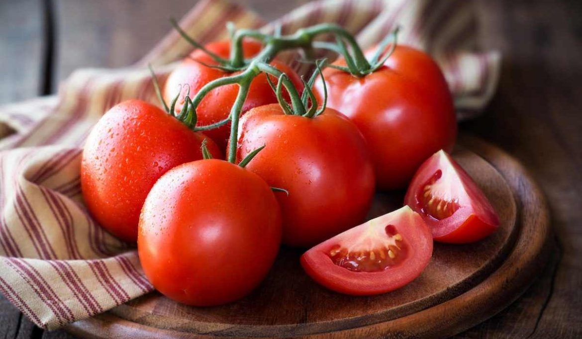 Tomato good for acne treatment